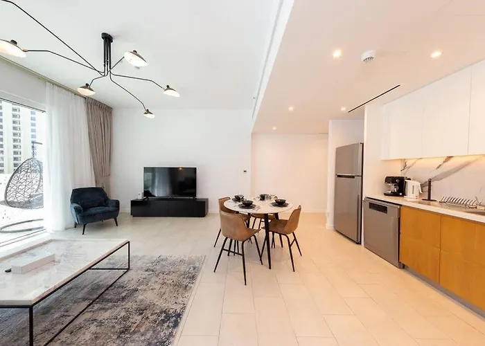 1Br In A Prime Jbr Location With Beach Access
