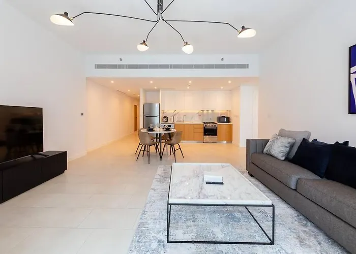 1Br In A Prime Jbr Location With Beach Access