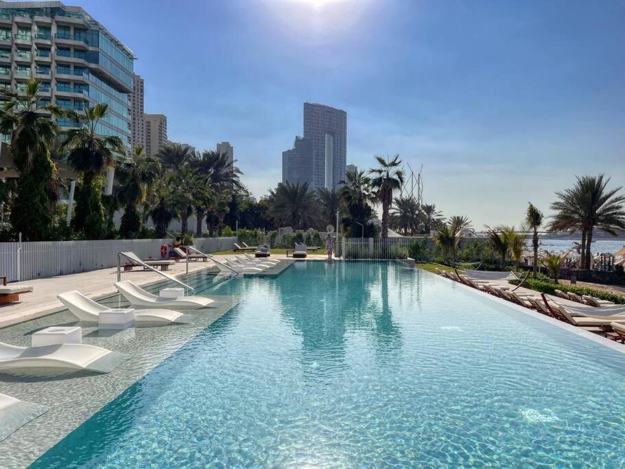 1br In A Prime Jbr Location With Access Apartment *