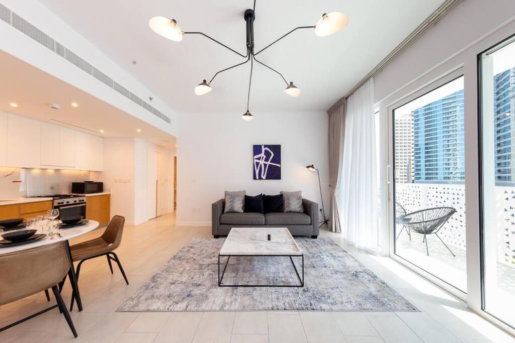 1br In A Prime Jbr Location With Access Apartment
