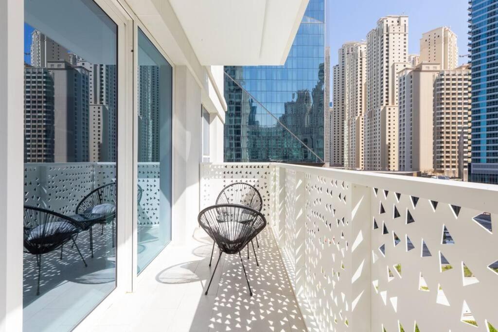1br In A Prime Jbr Location With Access *