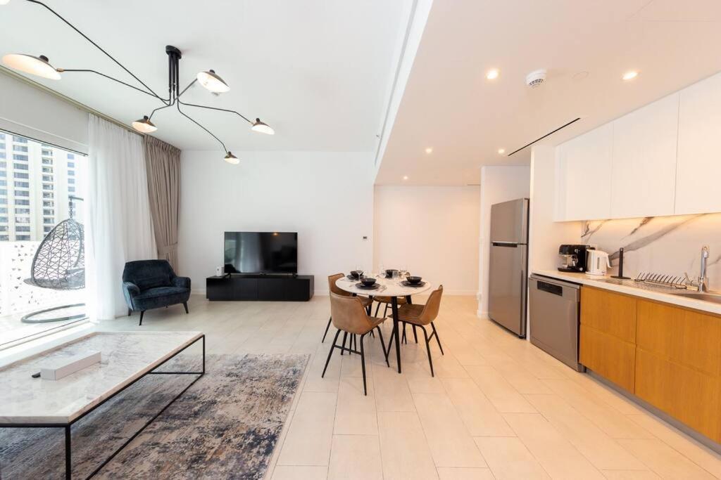 Apartment 1br In A Prime Jbr Location With Access *