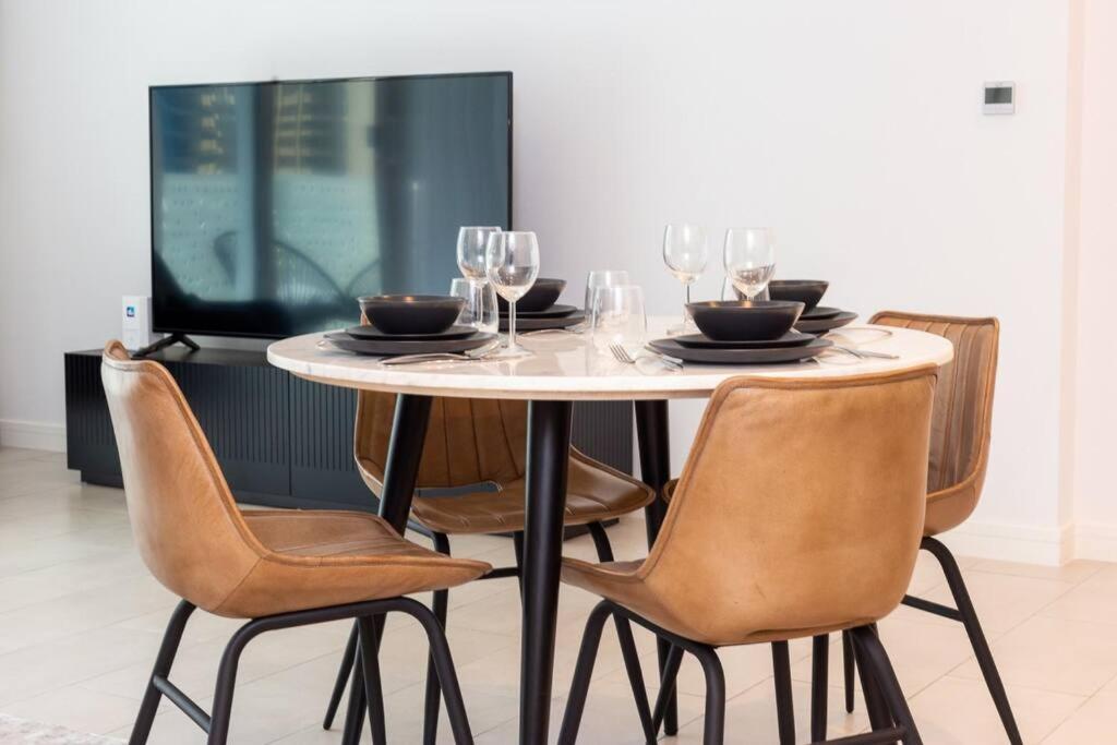 1br In A Prime Jbr Location With Access Apartment *