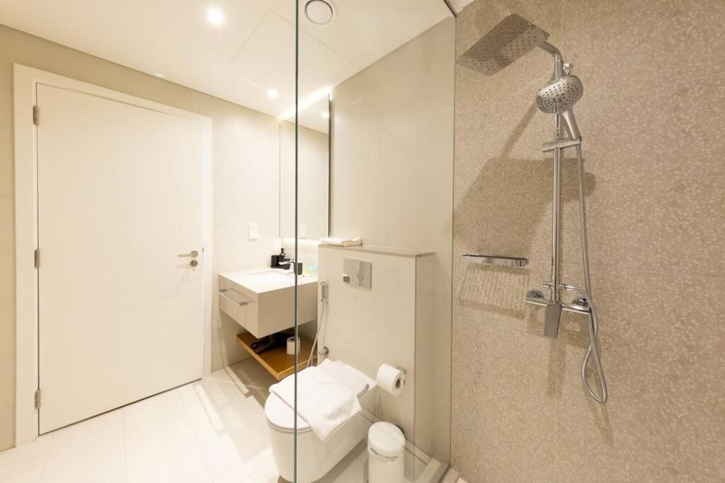 1br In A Prime Jbr Location With Access