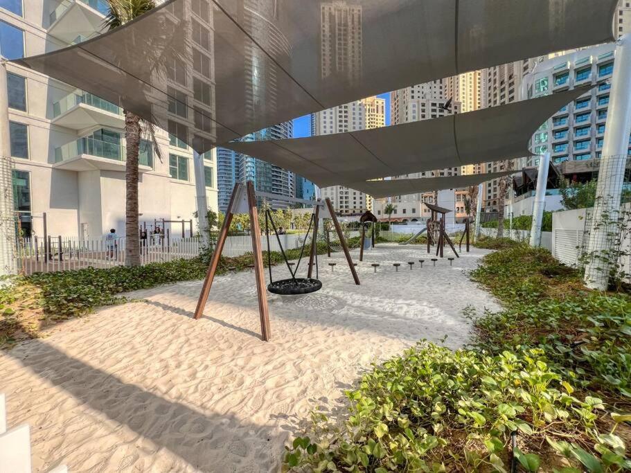 1br In A Prime Jbr Location With Access Apartment