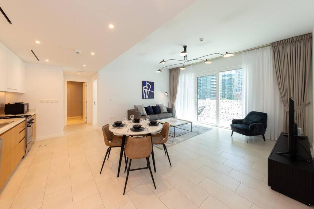 Apartment 1br In A Prime Jbr Location With Access *