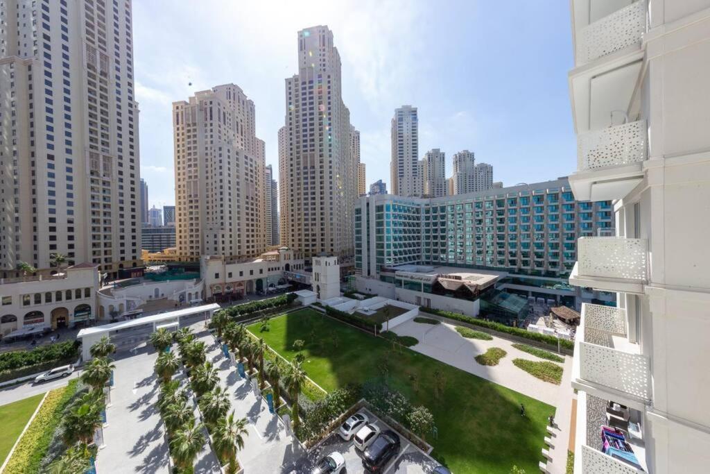 1br In A Prime Jbr Location With Access