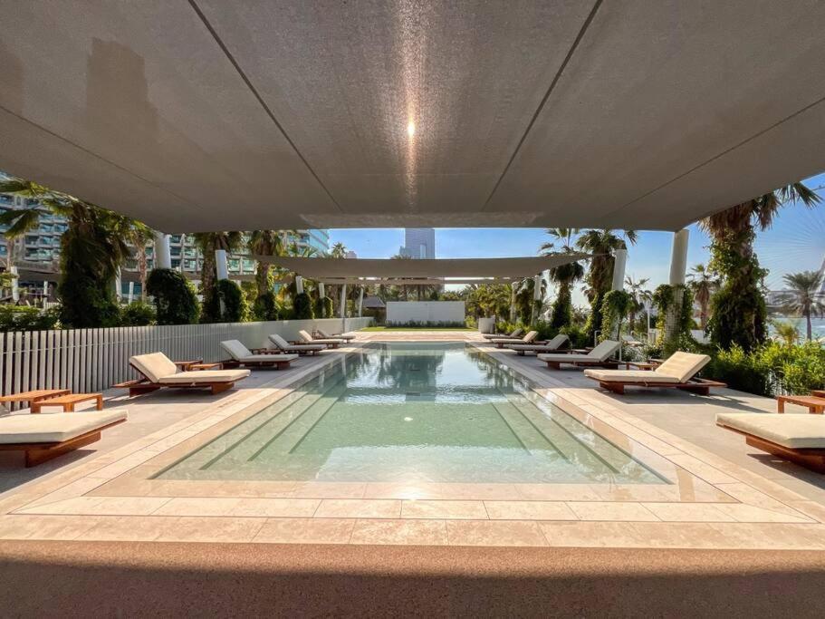 1br In A Prime Jbr Location With Access *