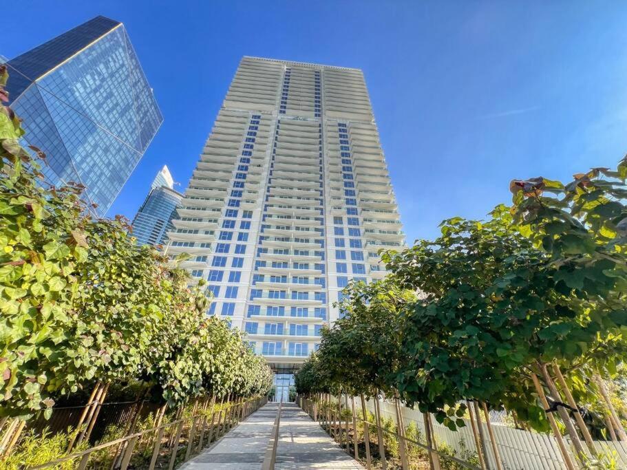 Apartment 1br In A Prime Jbr Location With Access *