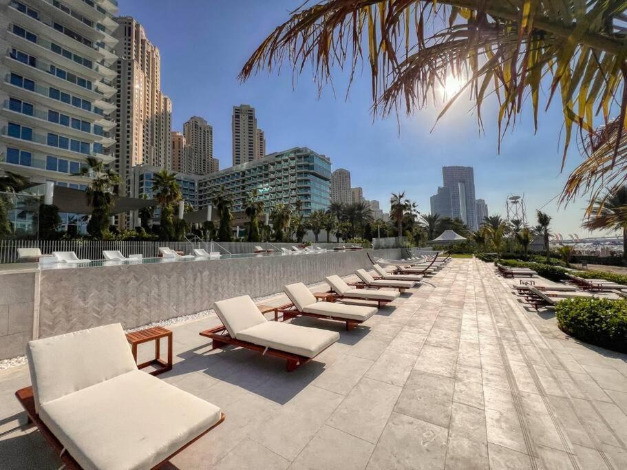 1br In A Prime Jbr Location With Access Apartment *